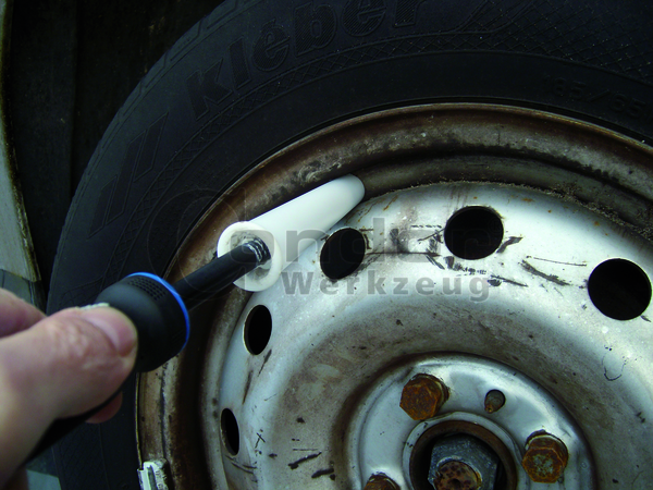 Outils spéciaux pour changement de valve sans démontage du pneu